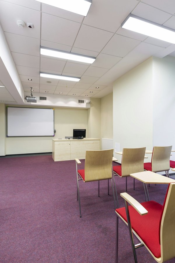 Comment créer un coin de lecture cosy sous une fenêtre ?