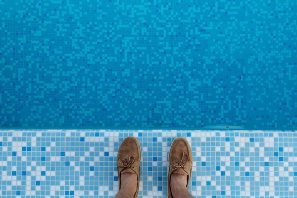 Quels sont les avantages d'une piscine avec un système de filtration à sable de verre recyclé?